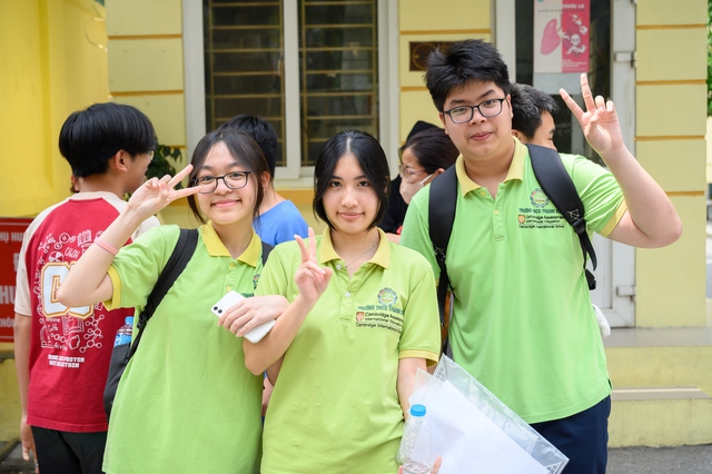 Hết giờ làm bài môn Toán, kỳ thi vào lớp 10 chính thức kết thúc: Về nhà thôi!- Ảnh 1.
