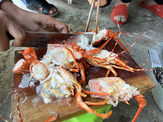 Cận cảnh người phụ nữ trực tiếp bơm thạch rau câu vào tôm hùm đã chết để bán ra thị trường- Ảnh 2.