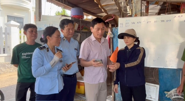 Cận cảnh người phụ nữ trực tiếp bơm thạch rau câu vào tôm hùm đã chết để bán ra thị trường- Ảnh 3.