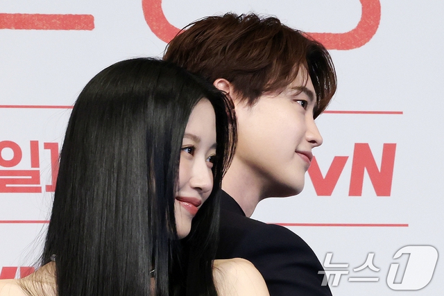 Mỹ nhân Hàn đi họp báo phim mới mà như công chúa tài phiệt dự yến tiệc: Xinh sang hết cỡ xem mà sướng hết cả người- Ảnh 7. Mỹ nhân Hàn đi họp báo phim mới mà như công chúa tài phiệt dự yến tiệc: Xinh sang hết cỡ xem mà sướng hết cả người- Ảnh 7.