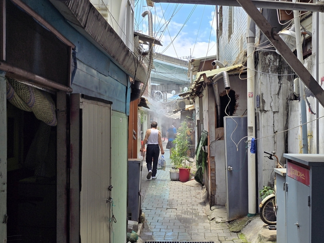 Bên trong khu ổ chuột tựa “lò thiêu” giữa lòng Seoul: 