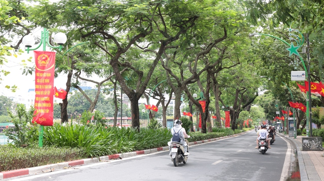 Những hình ảnh đầu tiên trên cả nước trong ngày lịch sử: Cặp đôi háo hức đăng ký kết hôn, pano chào mừng ngập tràn phố phường- Ảnh 8.