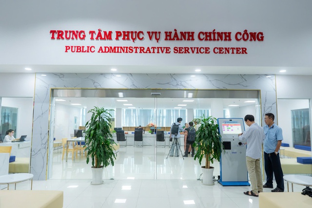 Những hình ảnh đầu tiên trên cả nước trong ngày lịch sử: Cặp đôi háo hức đăng ký kết hôn, pano chào mừng ngập tràn phố phường- Ảnh 22.