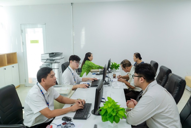 Những hình ảnh đầu tiên trên cả nước trong ngày lịch sử: Cặp đôi háo hức đăng ký kết hôn, pano chào mừng ngập tràn phố phường- Ảnh 23.