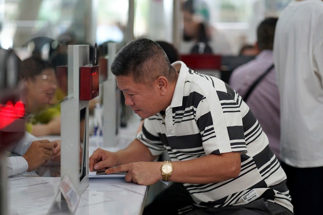 Những hình ảnh đầu tiên trên cả nước trong ngày lịch sử: Cặp đôi háo hức đăng ký kết hôn, pano chào mừng ngập tràn phố phường- Ảnh 27.
