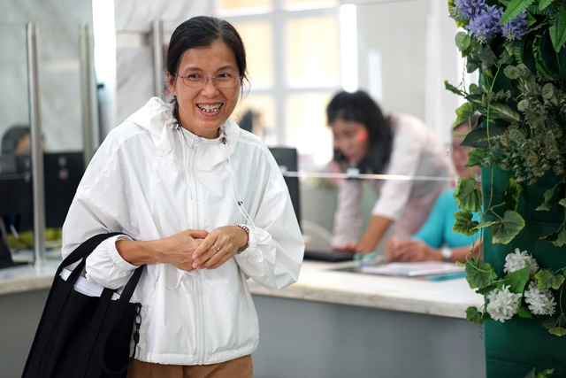 Những hình ảnh đầu tiên trên cả nước trong ngày lịch sử: Cặp đôi háo hức đăng ký kết hôn, pano chào mừng ngập tràn phố phường- Ảnh 28.