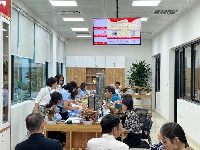 Những hình ảnh đầu tiên trên cả nước trong ngày lịch sử: Cặp đôi háo hức đăng ký kết hôn, pano chào mừng ngập tràn phố phường- Ảnh 13.