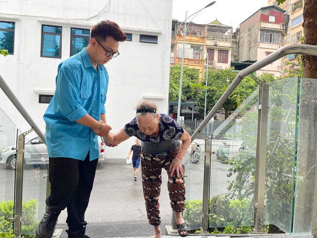 Những hình ảnh đầu tiên trên cả nước trong ngày lịch sử: Cặp đôi háo hức đăng ký kết hôn, pano chào mừng ngập tràn phố phường- Ảnh 14.