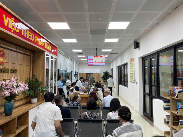 Những hình ảnh đầu tiên trên cả nước trong ngày lịch sử: Cặp đôi háo hức đăng ký kết hôn, pano chào mừng ngập tràn phố phường- Ảnh 16.