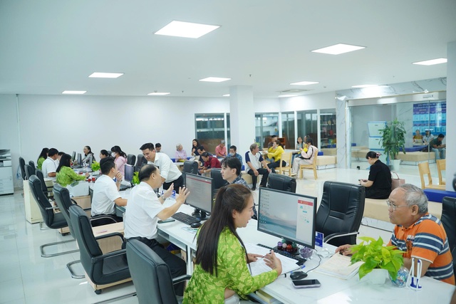 Những hình ảnh đầu tiên trên cả nước trong ngày lịch sử: Cặp đôi háo hức đăng ký kết hôn, pano chào mừng ngập tràn phố phường- Ảnh 25.