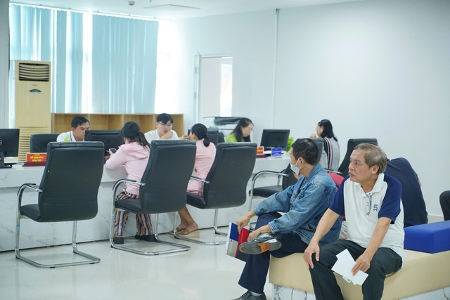 Những hình ảnh đầu tiên trên cả nước trong ngày lịch sử: Cặp đôi háo hức đăng ký kết hôn, pano chào mừng ngập tràn phố phường- Ảnh 26.