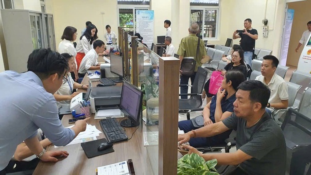 Những hình ảnh đầu tiên trên cả nước trong ngày lịch sử: Cặp đôi háo hức đăng ký kết hôn, pano chào mừng ngập tràn phố phường- Ảnh 17.