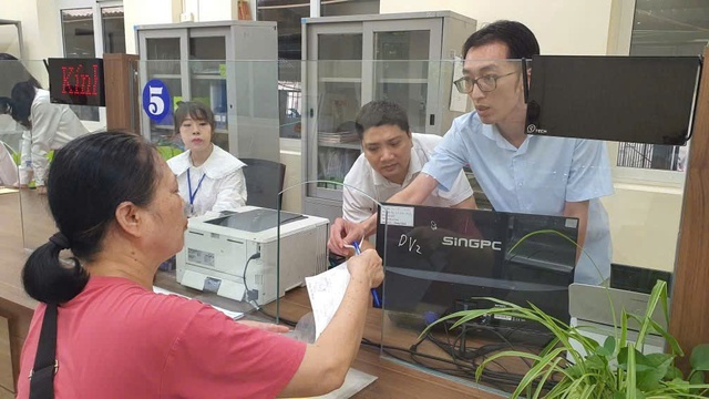 Những hình ảnh đầu tiên trên cả nước trong ngày lịch sử: Cặp đôi háo hức đăng ký kết hôn, pano chào mừng ngập tràn phố phường- Ảnh 18.