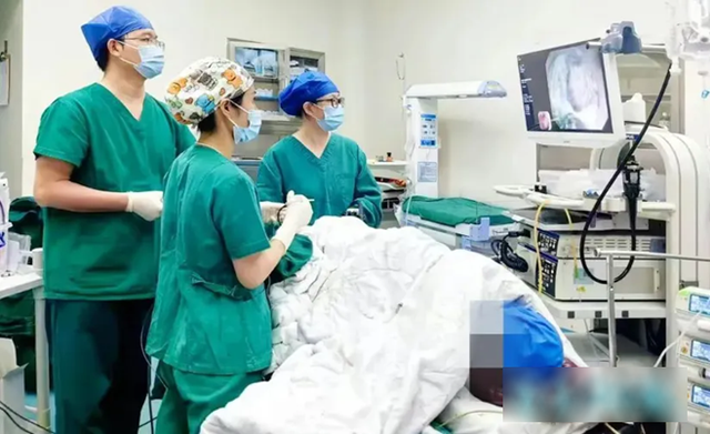Người đàn ông suýt "mất hậu môn" vì khối u trực tràng- Ảnh 2.
