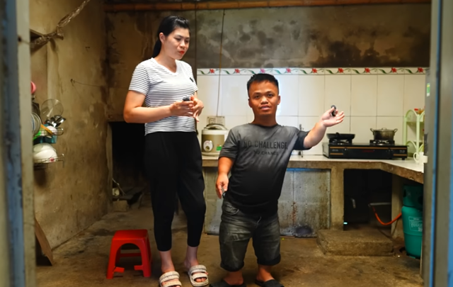 Ở lì nhà bạn gái 10 ngày, chàng trai Thanh Hoá cao 1m28 “chốt đơn” vợ đẹp như mơ: Hé lộ lí do nên duyên với người phụ nữ cách nhà 700km- Ảnh 4.