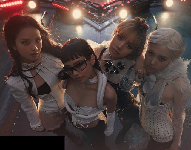 BLACKPINK tung MV dị nhất từ trước đến nay: Cả thế giới hoá zombie điên loạn vì 4 nàng!- Ảnh 8. BLACKPINK tung MV dị nhất từ trước đến nay: Cả thế giới hoá zombie điên loạn vì 4 nàng!- Ảnh 8.