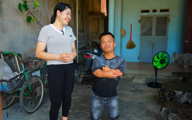 Ở lì nhà bạn gái 10 ngày, chàng trai Thanh Hoá cao 1m28 “chốt đơn” vợ đẹp như mơ: Hé lộ lí do nên duyên với người phụ nữ cách nhà 700km- Ảnh 3.
