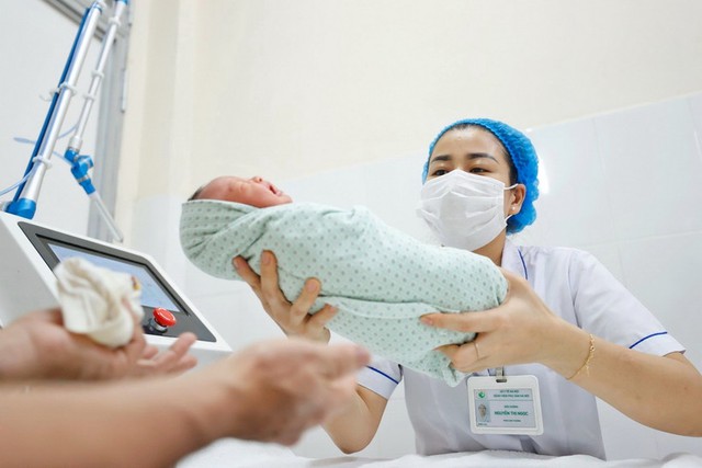 Việt Nam là một trong những nước có tốc độ già hoá nhanh, mức sinh giảm sâu chỉ còn 1,91 con/phụ nữ- Ảnh 1.
