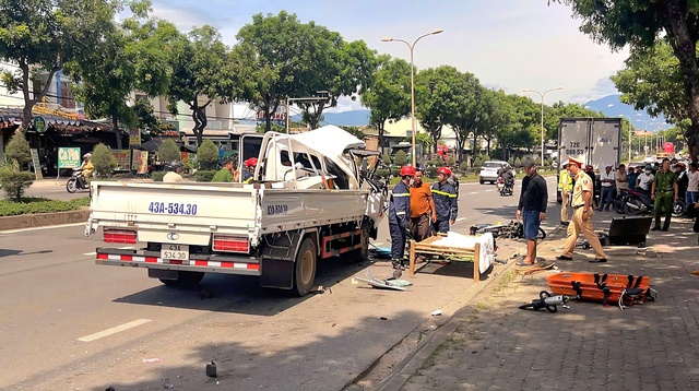 Hiện trường tai nạn giao thông liên hoàn, nam phụ xe mắc kẹt trong cabin- Ảnh 2.