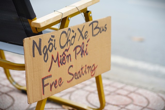 Một chủ quán nước ở TP.HCM âm thầm đặt hai chiếc ghế bên đường mỗi sáng, cùng tấm bảng nhỏ ai nhìn cũng thấy mê!- Ảnh 1.