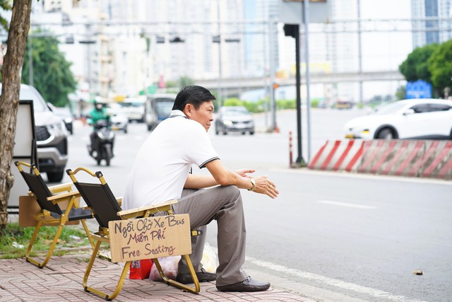Một chủ quán nước ở TP.HCM âm thầm đặt hai chiếc ghế bên đường mỗi sáng, cùng tấm bảng nhỏ ai nhìn cũng thấy mê!- Ảnh 5.