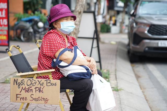 Một chủ quán nước ở TP.HCM âm thầm đặt hai chiếc ghế bên đường mỗi sáng, cùng tấm bảng nhỏ ai nhìn cũng thấy mê!- Ảnh 6.