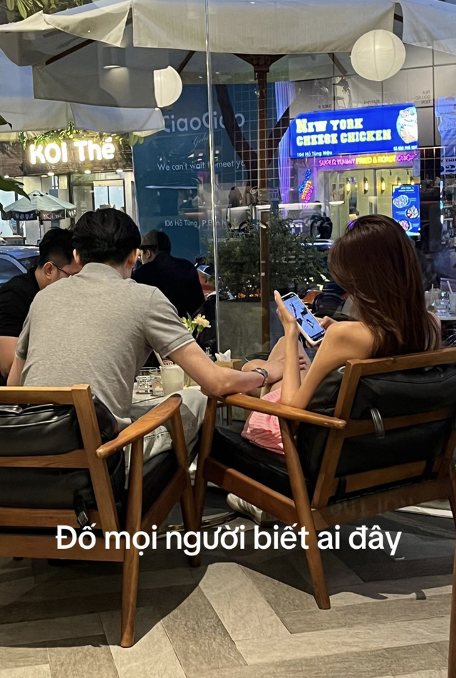 Rầm rộ ảnh nghi Lê Hoàng Phương bị "tóm" đang hẹn hò tình cũ Thiều Bảo Trâm, đàng trai vô tư có "bàn tay hư"- Ảnh 1. Rầm rộ ảnh nghi Lê Hoàng Phương bị "tóm" đang hẹn hò tình cũ Thiều Bảo Trâm, đàng trai vô tư có "bàn tay hư"- Ảnh 1.