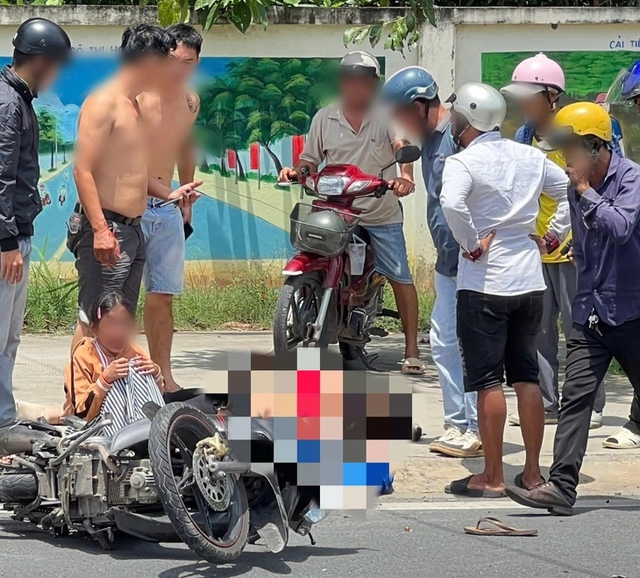 Đôi vợ chồng tử vong khi đưa con đi khám bệnh: Xót xa cảnh đám tang không kèn trống, phải tổ chức nhờ bên nhà người thân, 2 con thất thần bên linh cữu- Ảnh 1.