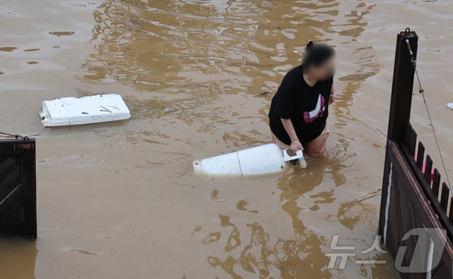 Toàn cảnh mưa lũ lịch sử 200 năm có một nhấn chìm Hàn Quốc: Nhiều nơi bị cô lập, hơn 500 trường học phải đóng cửa, đã xuất hiện thương vong- Ảnh 6.