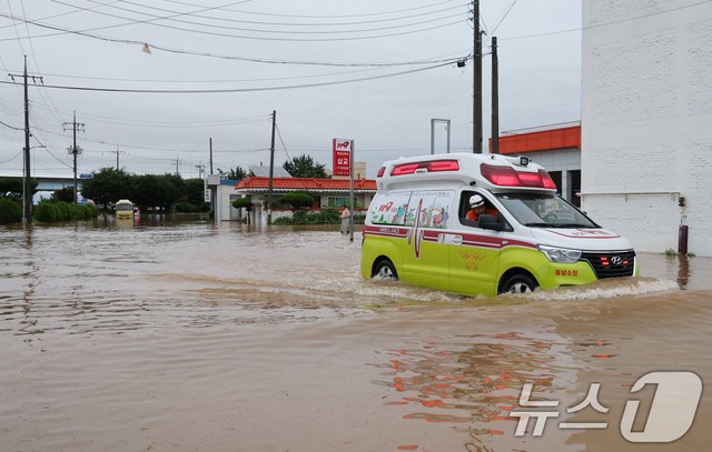 Toàn cảnh mưa lũ lịch sử 200 năm có một nhấn chìm Hàn Quốc: Nhiều nơi bị cô lập, hơn 500 trường học phải đóng cửa, đã xuất hiện thương vong- Ảnh 9.