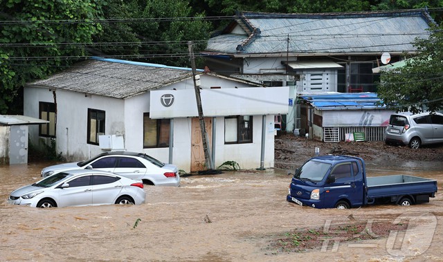 Toàn cảnh mưa lũ lịch sử 200 năm có một nhấn chìm Hàn Quốc: Nhiều nơi bị cô lập, hơn 500 trường học phải đóng cửa, đã xuất hiện thương vong- Ảnh 3.