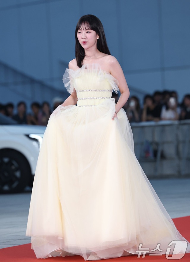 Siêu thảm đỏ Rồng Xanh 2025: Yoona ngã 1 cú "tuyệt đối điện ảnh", Hyeri hở bạo so đọ IU, Lee Kwang Soo bất ngờ hóa nam thần không thua Park Bo Gum- Ảnh 43.