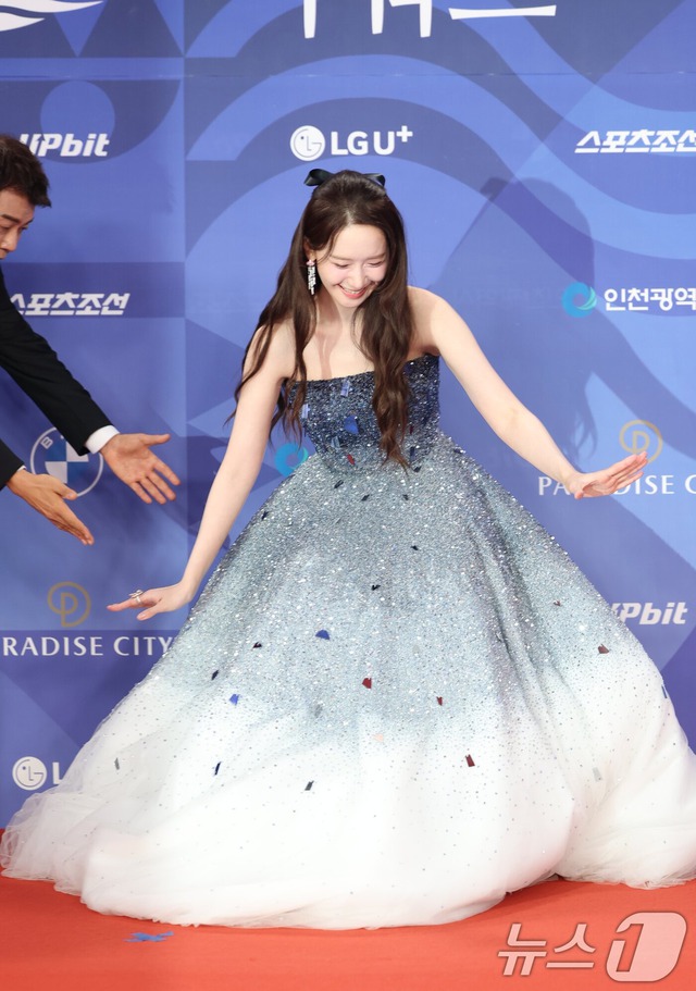 Siêu thảm đỏ Rồng Xanh 2025: Yoona ngã 1 cú "tuyệt đối điện ảnh", Hyeri hở bạo so đọ IU, Lee Kwang Soo bất ngờ hóa nam thần không thua Park Bo Gum- Ảnh 7.