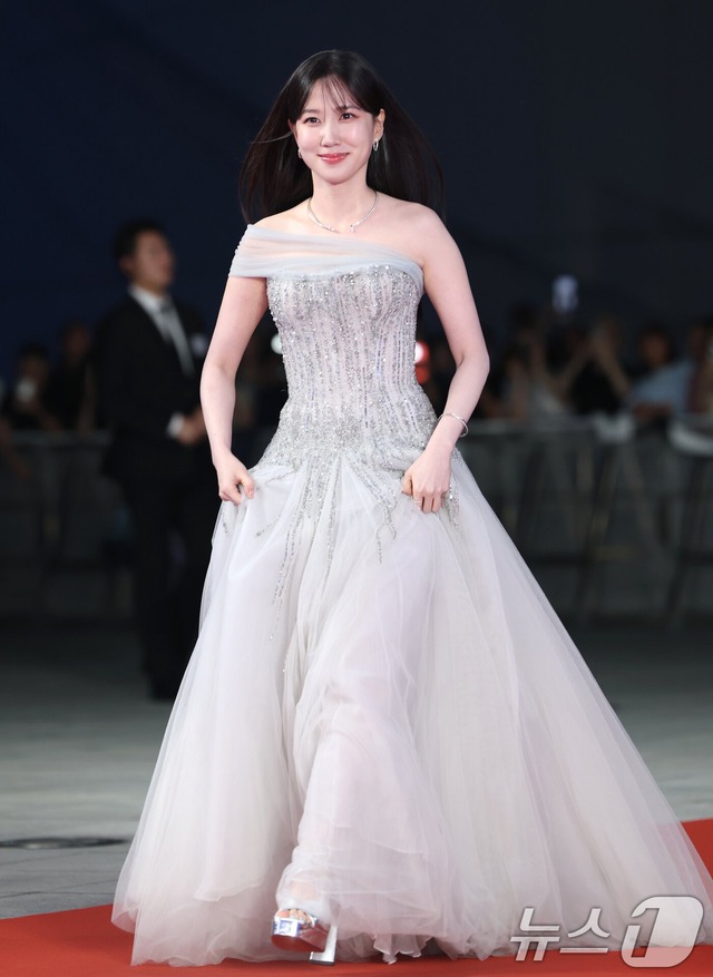 Siêu thảm đỏ Rồng Xanh 2025: Yoona ngã 1 cú "tuyệt đối điện ảnh", Hyeri hở bạo so đọ IU, Lee Kwang Soo bất ngờ hóa nam thần không thua Park Bo Gum- Ảnh 30.