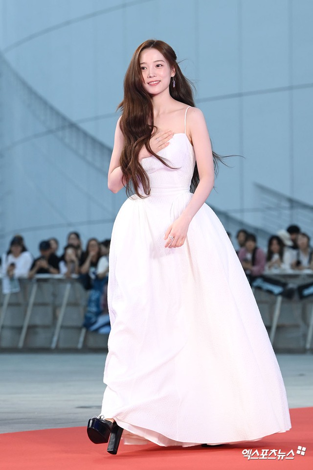 Siêu thảm đỏ Rồng Xanh 2025: Yoona ngã 1 cú "tuyệt đối điện ảnh", Hyeri hở bạo so đọ IU, Lee Kwang Soo bất ngờ hóa nam thần không thua Park Bo Gum- Ảnh 44.