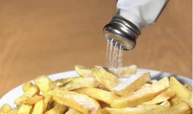 Đồng phạm của nhồi máu não trốn ngay trong bếp, muốn tránh hãy ĂN ÍT ĐI 4 gia vị này - Ảnh 2.