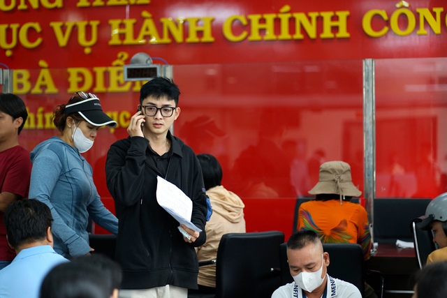 Ngày thứ 2 vận hành chính quyền 2 cấp tại xã đông dân nhất TP.HCM: Bốc số hơn 5.000, hoàn thành thủ tục chỉ 30 phút, người dân bất ngờ- Ảnh 6.