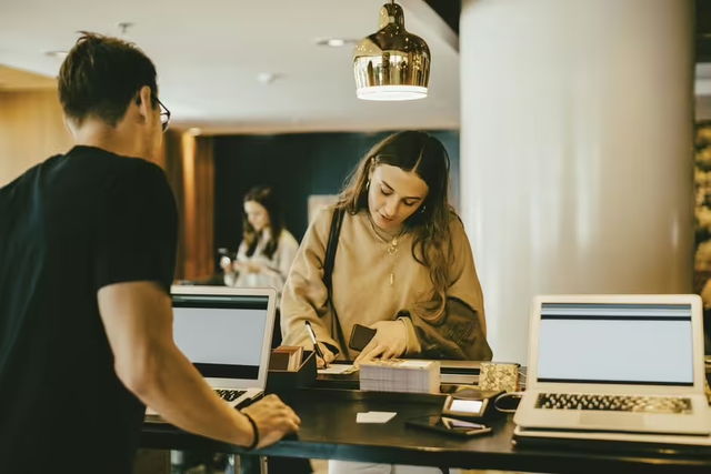Chuyên gia khuyên: Đi du lịch hãy LÀM ĐIỀU NÀY NGAY khi nhận phòng khách sạn- Ảnh 1.