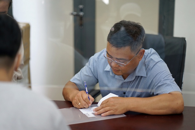 Ngày thứ 2 vận hành chính quyền 2 cấp tại xã đông dân nhất TP.HCM: Bốc số hơn 5.000, hoàn thành thủ tục chỉ 30 phút, người dân bất ngờ- Ảnh 1.