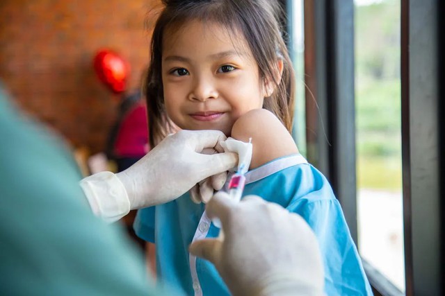 Tiêm vắc xin HPV từ 9 tuổi có sớm quá không? Câu trả lời khiến nhiều người ngỡ ngàng- Ảnh 1.