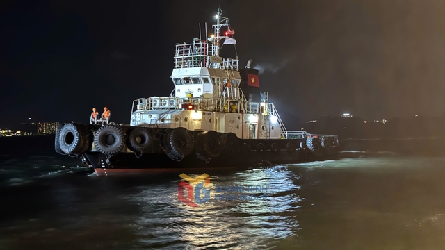 Chùm ảnh: Lực lượng chức năng xuyên đêm tiến hành lật tàu, nỗ lực tìm kiếm người gặp nạn còn mắc kẹt- Ảnh 2.