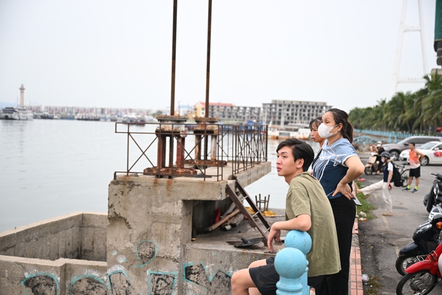 Vụ lật tàu Hạ Long: Tang thương bao trùm nhà tang lễ, người thân bật khóc bên áo quan- Ảnh 3.
