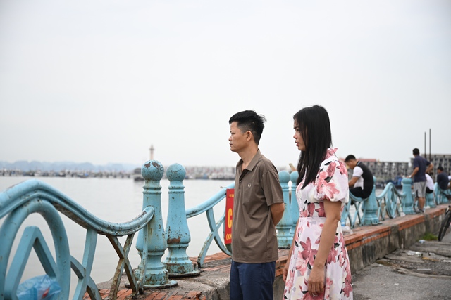 Vụ lật tàu Hạ Long: Tang thương bao trùm nhà tang lễ, người thân bật khóc bên áo quan- Ảnh 2.
