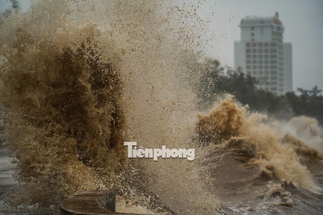 Trực tiếp: Bão số 3 tiếp tục di chuyển về Thanh Hoá; cảnh báo lũ quét các khu vực- Ảnh 4. Trực tiếp: Bão số 3 tiếp tục di chuyển về Thanh Hoá; cảnh báo lũ quét các khu vực- Ảnh 4.