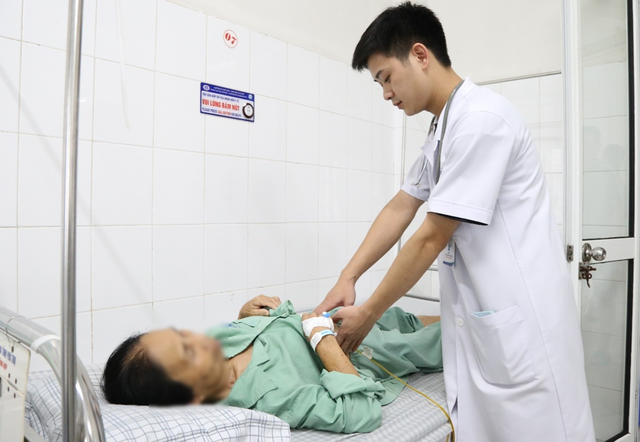 Điều trị bệnh nhân tắc ống mật vì sỏi, bác sĩ phát hiện thêm con giun dài 15cm "quằn quại" bên trong- Ảnh 1.
