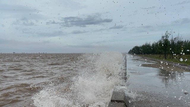 Trực tiếp: Bão số 3 đổ bộ đất liền Hưng Yên - Ninh Bình; CSGT Hà Nội khuyến cáo người dân hạn chế ra đường- Ảnh 8.
