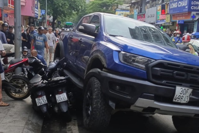 Hà Nội: Ô tô bán tải tông nhiều xe máy trên phố Khâm Thiên- Ảnh 1.