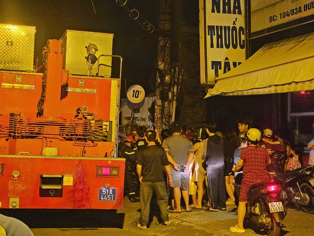 Cận cảnh hiện trường vụ cháy 1.000m² kho phế liệu tại Hóc Môn, khói lửa bao trùm cả khu vực- Ảnh 3.