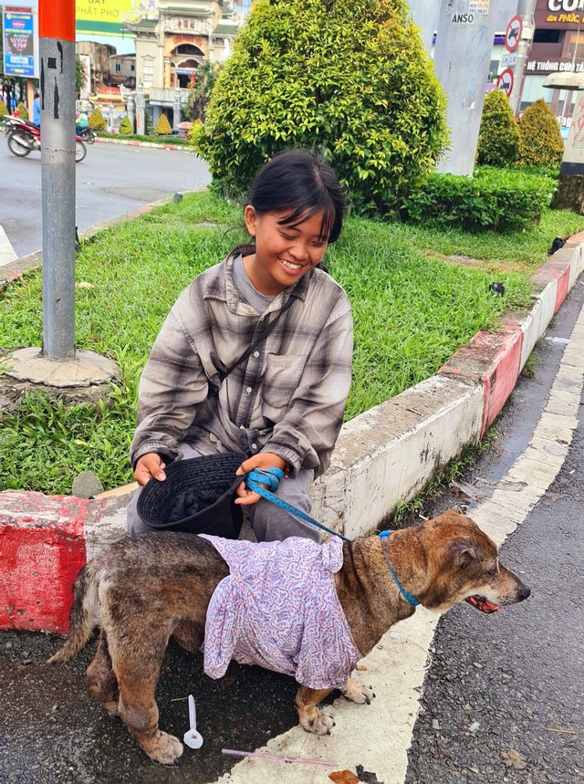 Câu chuyện sau bức ảnh cô bé ăn xin ôm chú chó già ở ngã tư Hàng Xanh- Ảnh 1.