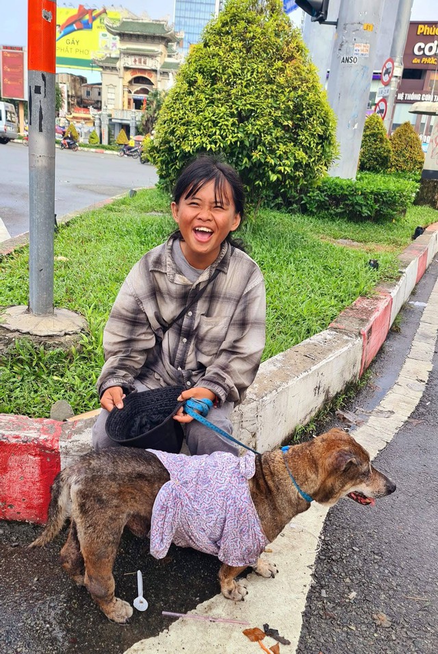 Câu chuyện sau bức ảnh cô bé ăn xin ôm chú chó già ở ngã tư Hàng Xanh- Ảnh 2.